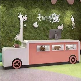 教育機構辦公桌前臺