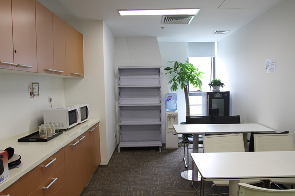 上海辦公家具廠家——碧江辦公家具網為漢今國際打造的茶水間