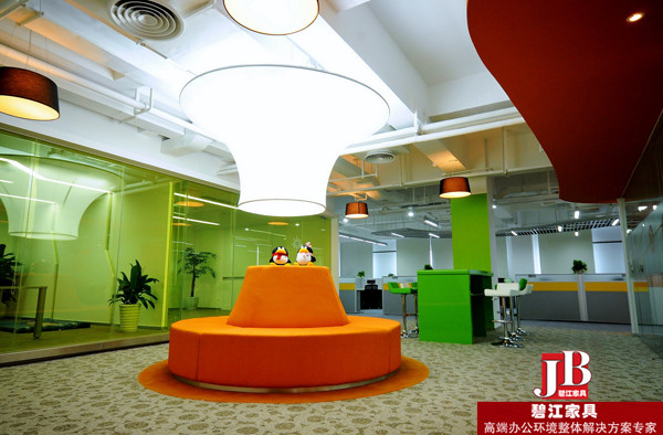 碧江家具為騰訊上?？偛看蛟斓臅r(shí)尚辦公家具空間