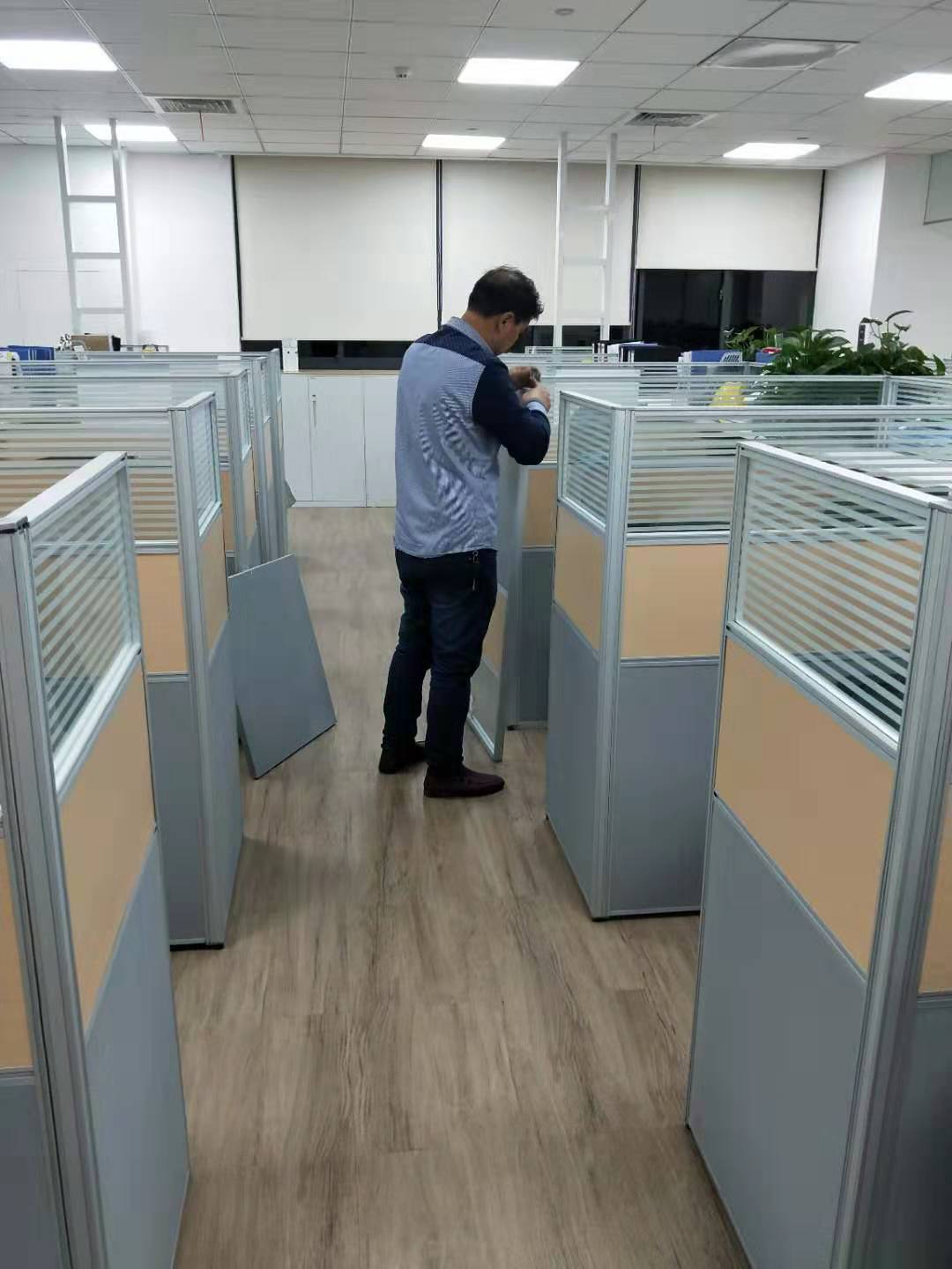 屏風(fēng)隔斷辦公桌